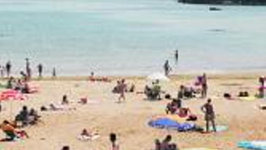 Bañistas, en la playa de Palmera, este verano. | b. fernández