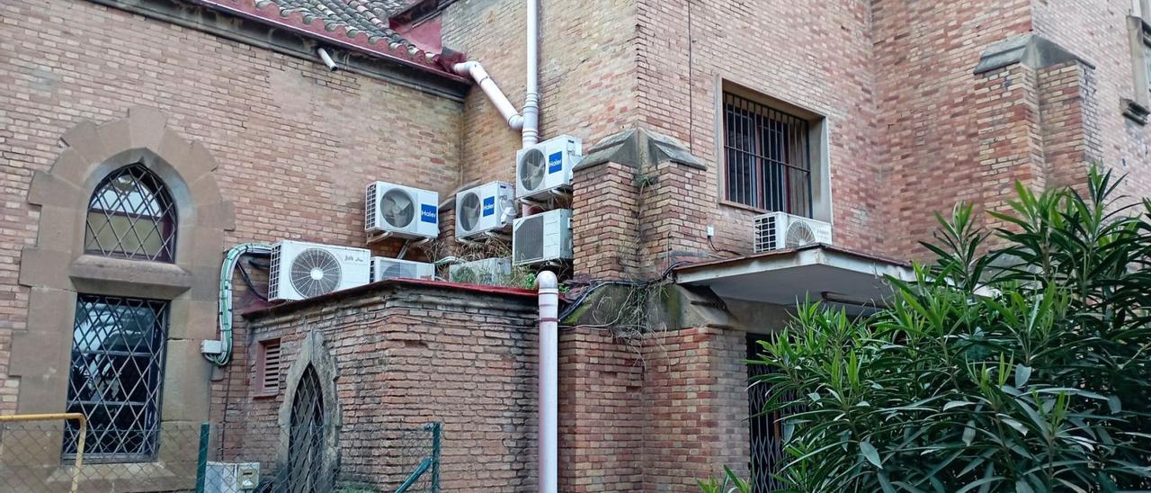 El enjambre de aparatos de aire acondicionado, en la fachada de este antiguo hospital del XIX.