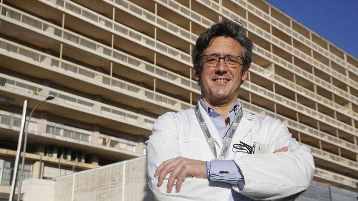 El especialista en Oncología Médica Juan de la Haba, delante del Hospital Provincial del Reina Sofía.