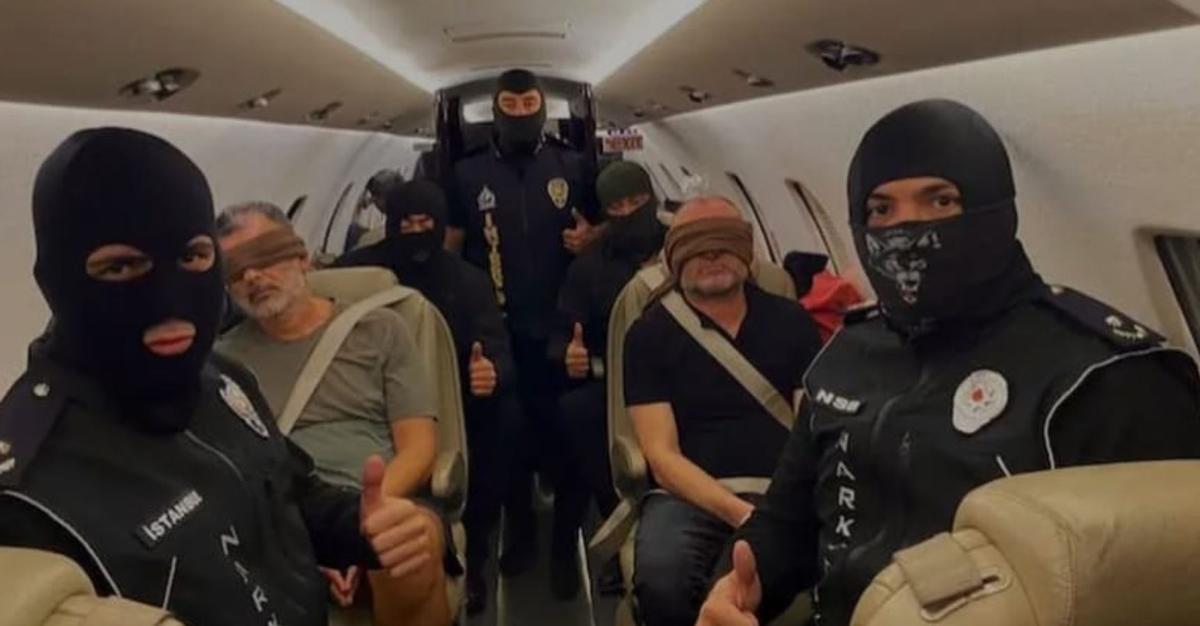 Momento de la extradición de Hasan Lala y Abdullah Alp Üstün desde Emiratos Árabes a Turquía.