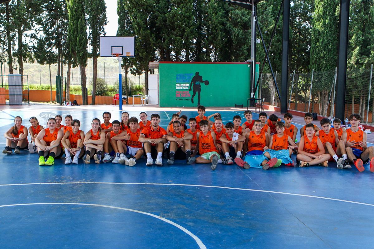 Guillem Ferrando posa con los jóvenes jugadores y jugadoras