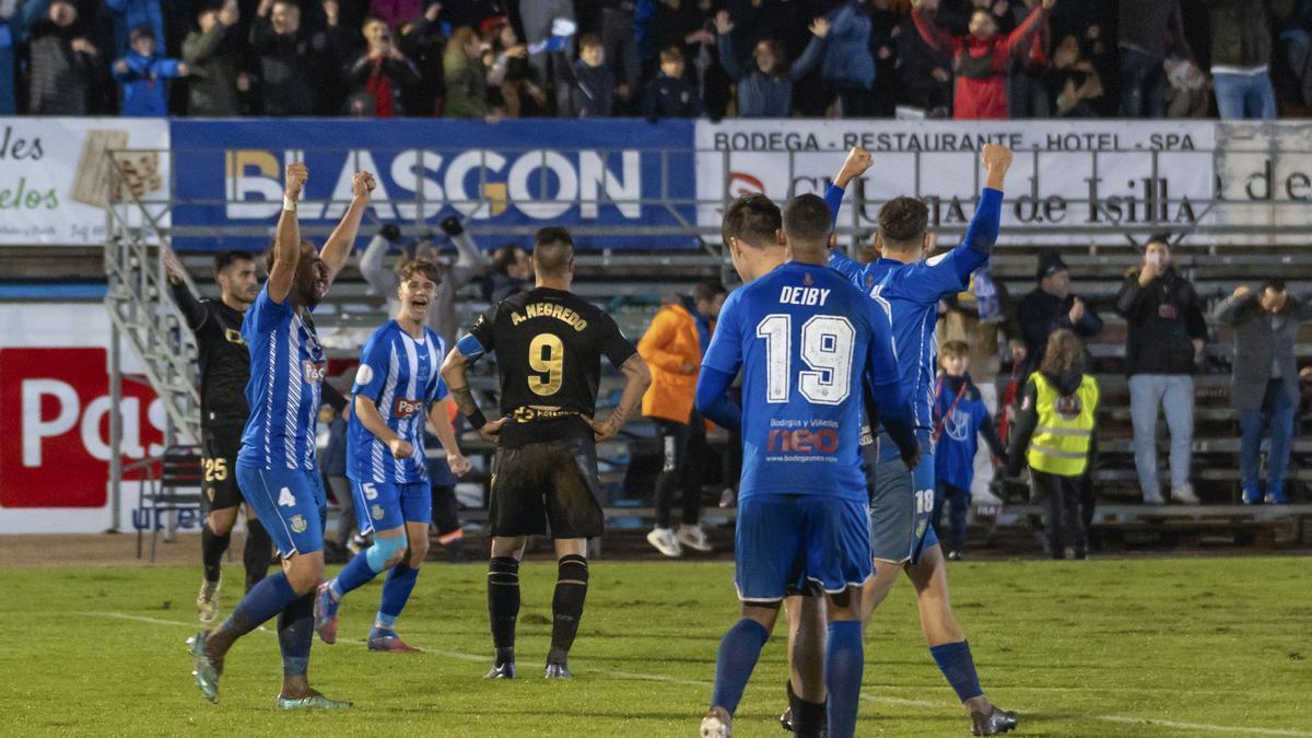 Los jugadores de la Arandina celebran su victoria sobre el Cádiz.