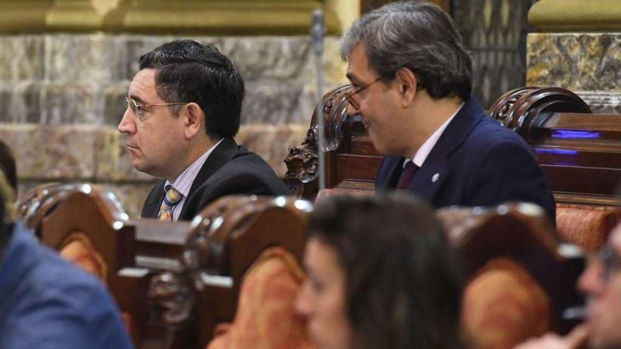 José Manuel Dapena y José Manuel García, durante el pleno del pasado miércoles.