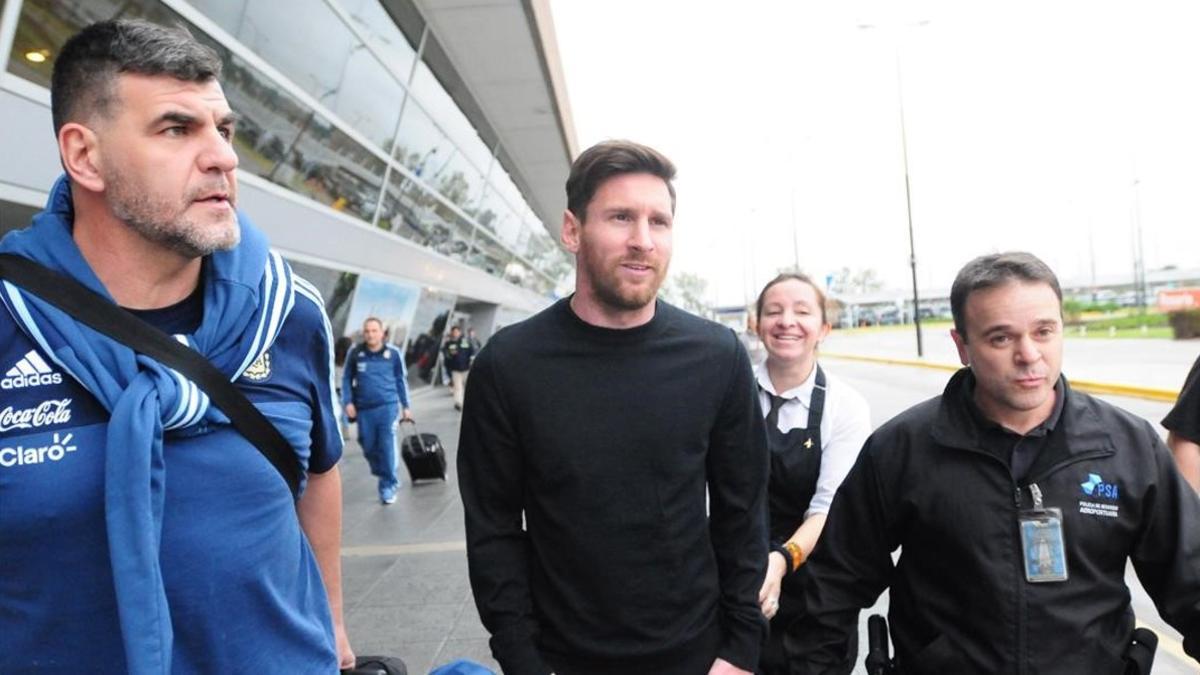 Messi llega a Rosario, su ciudad natal, tras la lesión que padeció ante Honduras.