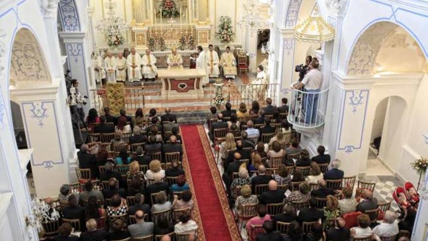 El obispo Rafael Palmero consagró el templo, abarrotado y reluciente tras una intensa restauración.