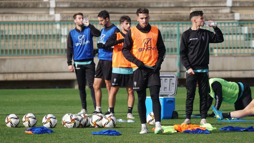 José Alonso, con peto naranja, en primer plano en la Ciudad Deportiva del Córdoba CF.