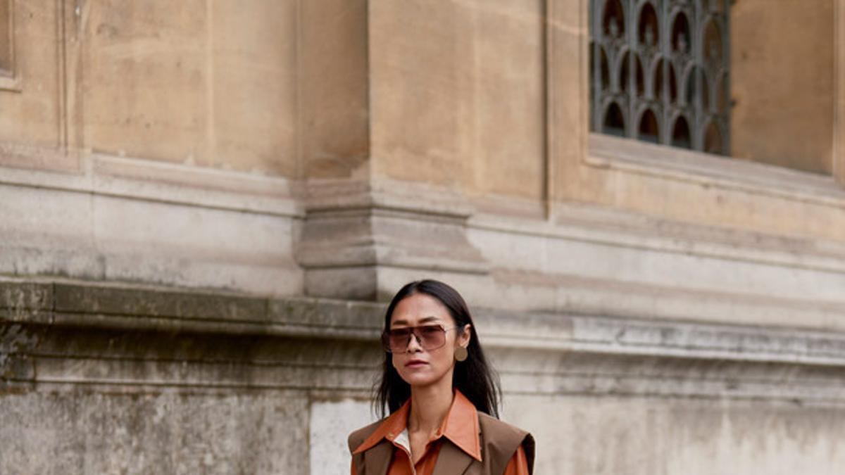 Look de entretiempo con chaleco largo, visto en el 'street style' de París