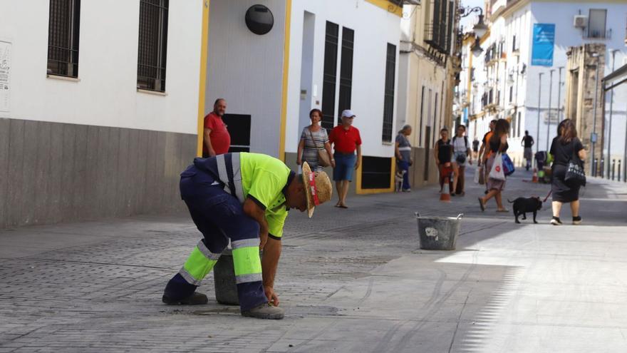 Un trabajador durante las actuaciones en la calle Santa María de Gracia, este miércoles.