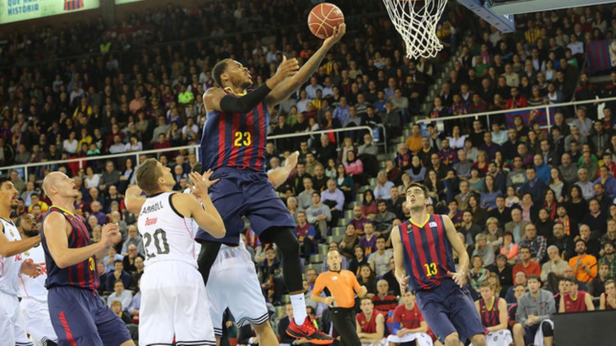 Deshaun Thomas entra a canasta, durante el partido que ha enfrentado a Barça y Madrid en el Palau