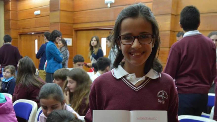 Carmen González, con el libro abierto por la página de su cuento.