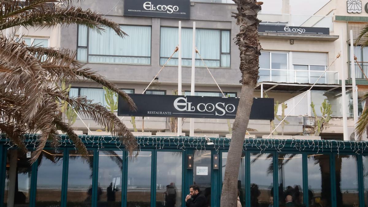 Fachada del restaurante y el hotel "El Coso" en primera línea de playa en el paseo marítimo de València.