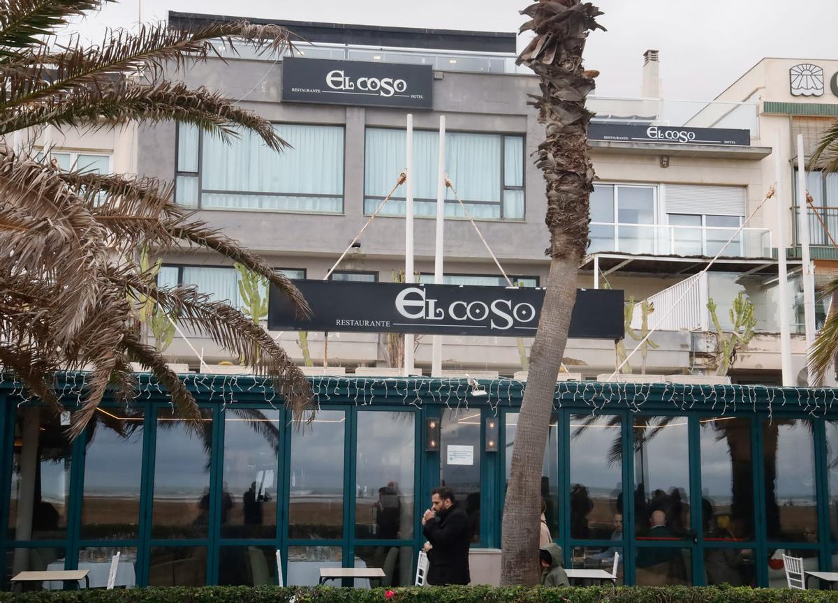 Fachada del restaurante y el hotel "El Coso" en primera línea de playa en el paseo marítimo de València.