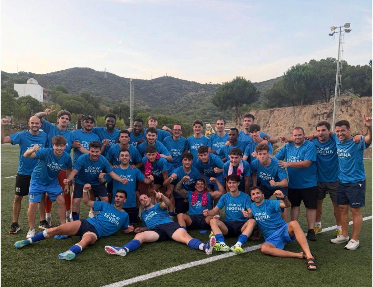 Pol Tarrenchs celebra l'ascens del Santjoanenc amb els seus companys.