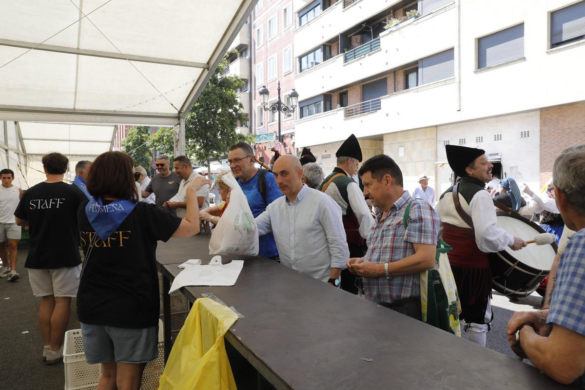 Santullano dice adiós a las fiestas de Santa Filomena con el reparto de 4.200 bollos preñaos en Oviedo, en imágenes