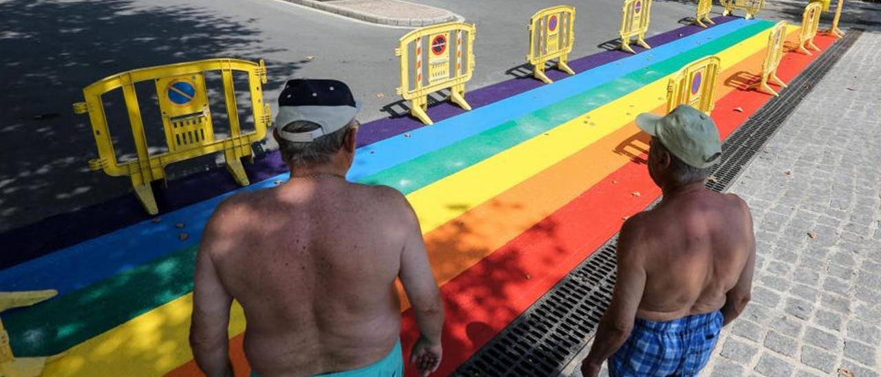 Un paso de peatones pintado como el arcoíris en Benidorm para conmemorar el Orgullo años atrás.