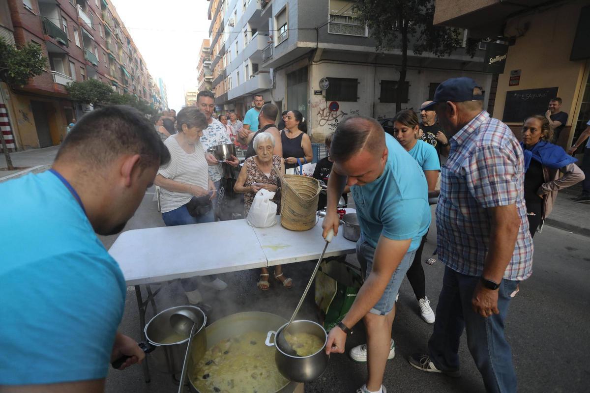 Un momento repartiendo las calderas en 2025