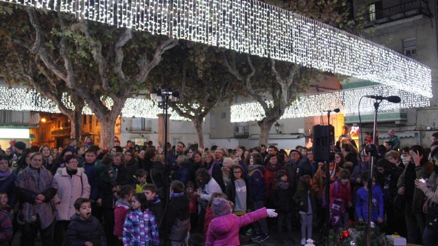 Acte d&#039;encesa de la il.luminació nadalenca a la plaça de l&#039;Ajuntament