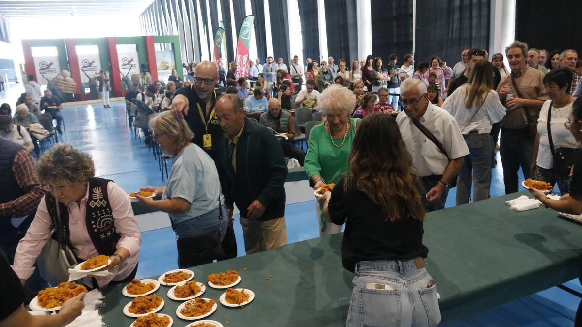 Platos de paella que se ofrecieron gratuitamente este domingo, en la jornada de clausura de la feria. | VÍCTOR GARRIDO