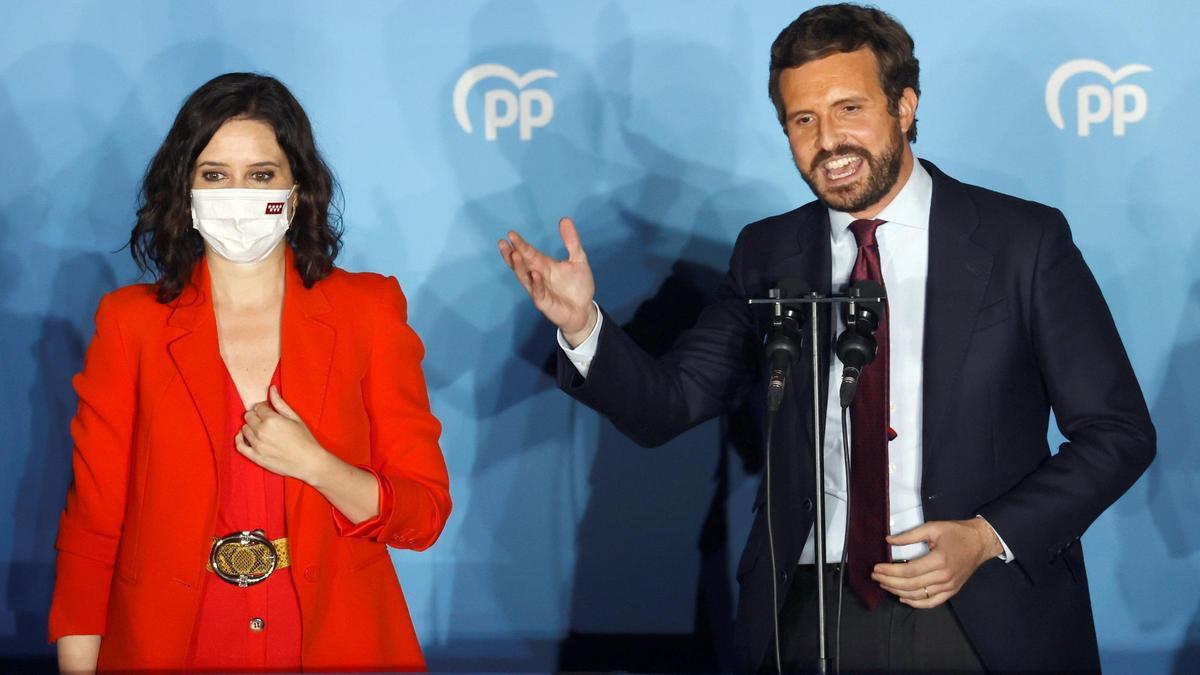 Ayuso y Casado, la noche electoral en el balcón de la sede del PP.