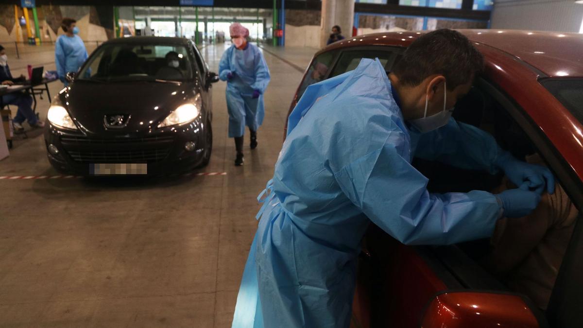 Un sanitario pone una vacuna en el Fycma.