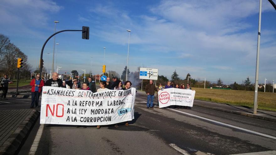 Un momento del corte de carretera realizado esta mañana por las trabajadoras de las cafeterías del campus de Gijón.