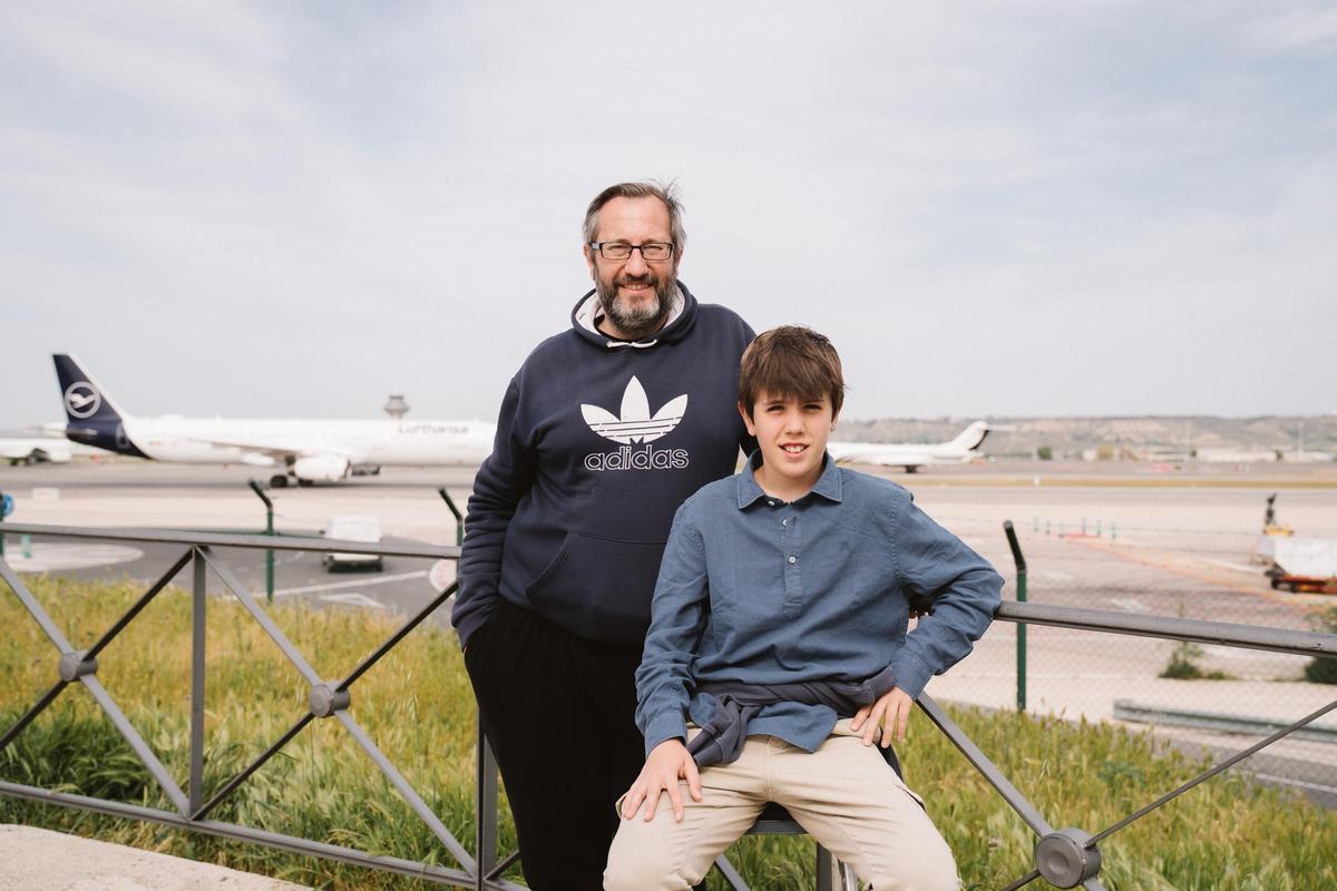 José Carlos y Pablo acuden al aeropuerto todos los meses.
