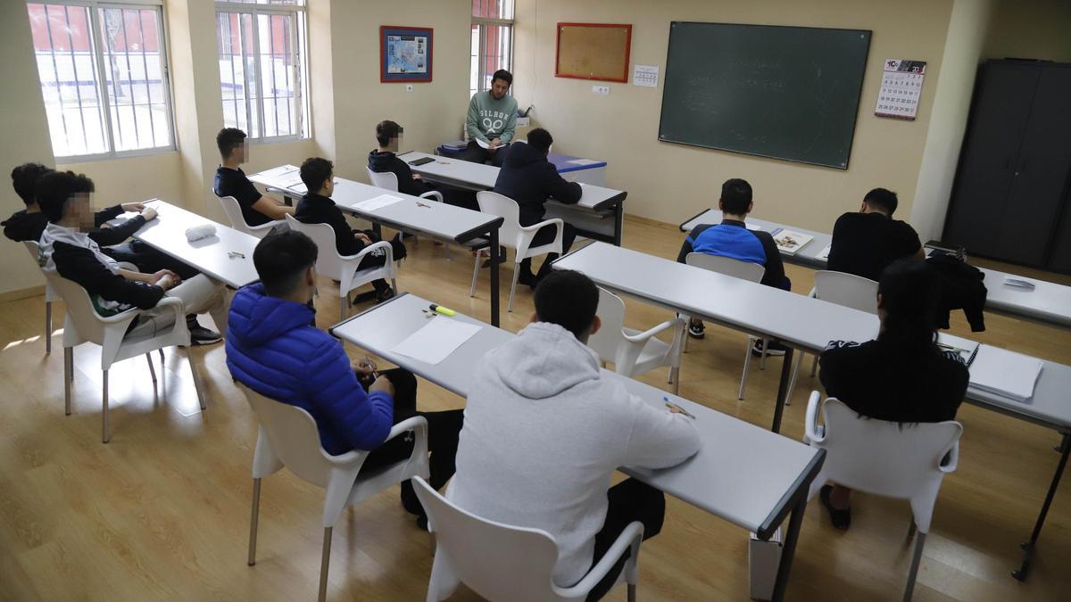 Alumnos asisten a clase en el centro de internamiento Medina Azahara de Córdoba.