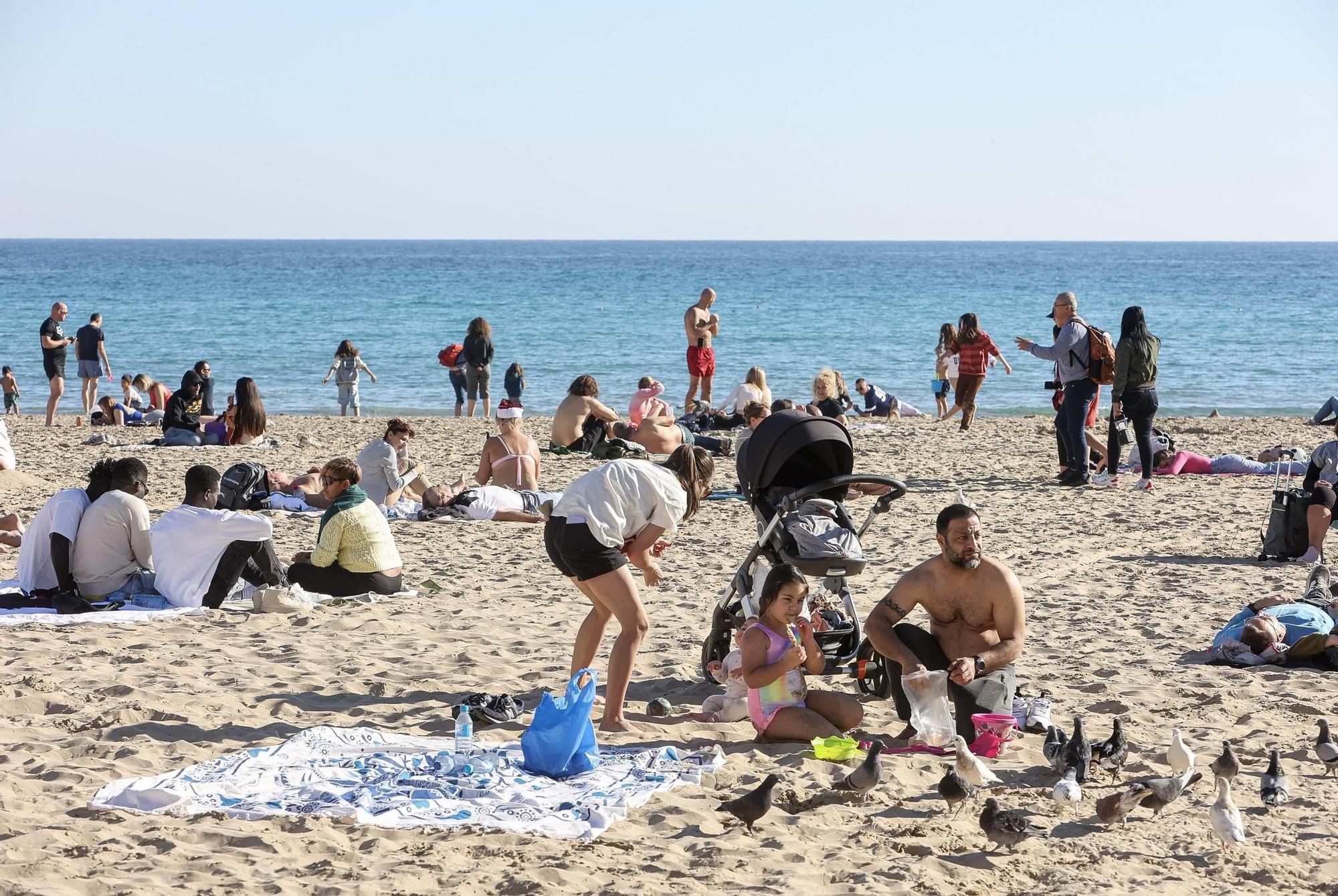 Ambiente en la playa del postiguet el día de Navidad