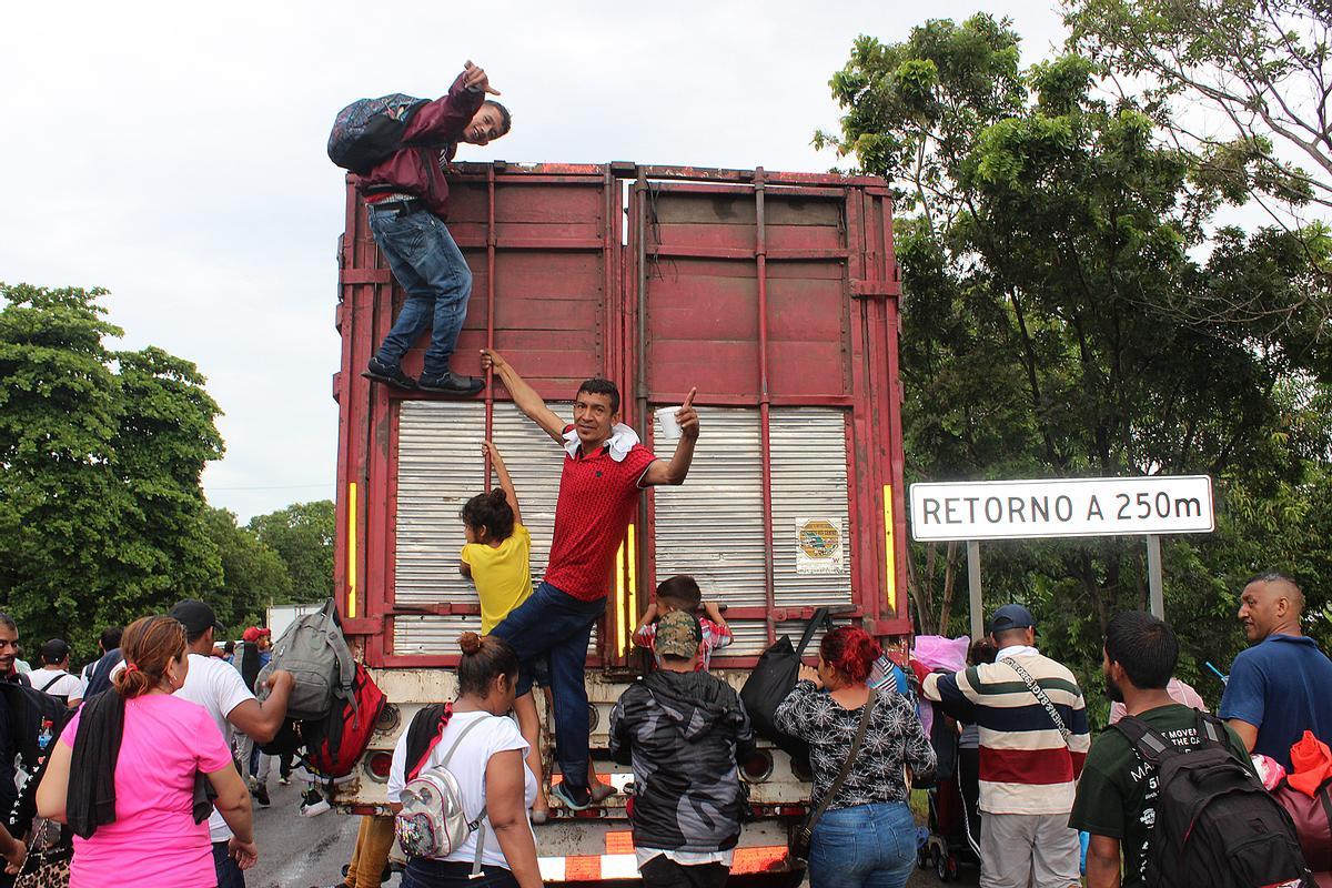 Migrantes se suben a un camion en su camino hacia la frontera norte hoy, en la ciudad de Tapachula