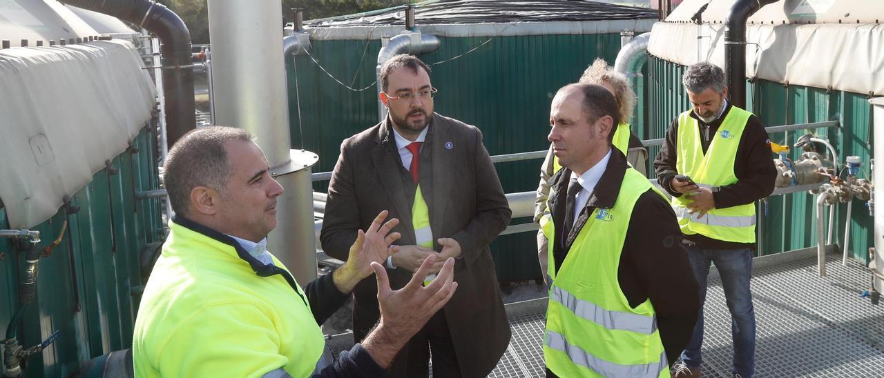 Adrián Barbón, en su visita a las instalaciones de Biogastur Generación Navia