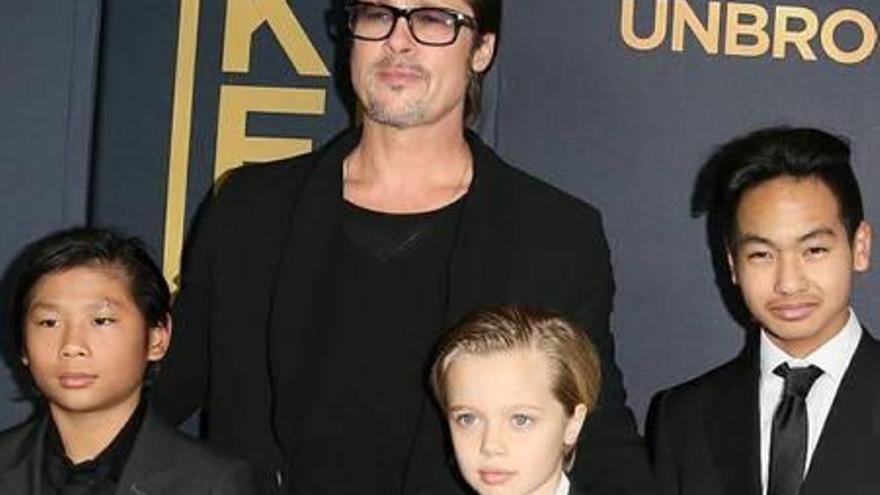 Brad Pitt con tres de sus hijos.