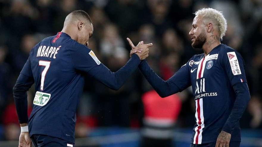 Mbappé y Neymar celebranb un gol del Paris Saint Germain en un partido de la Ligue 1. // Efe