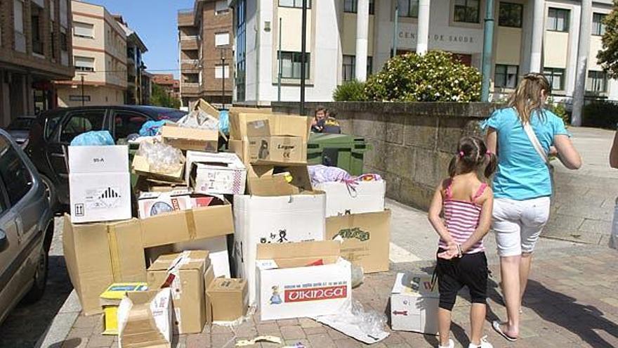 Basura acumulada ayer en los contenedores situados junto al centro de salud de Gondomar.