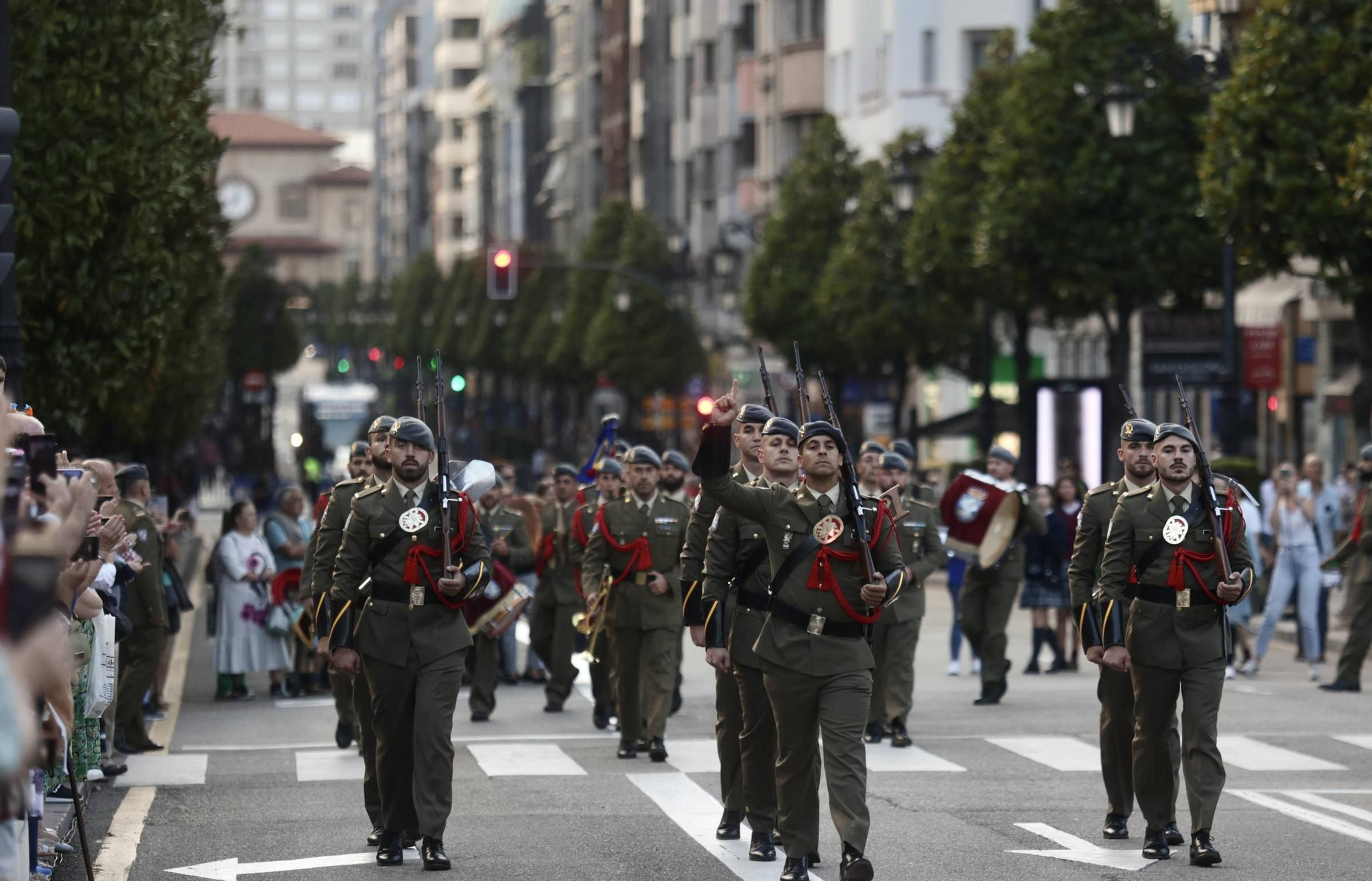 EN IMÁGENES: Así fue el izado de la bandera de España en la plaza de la Escandalera de Oviedo