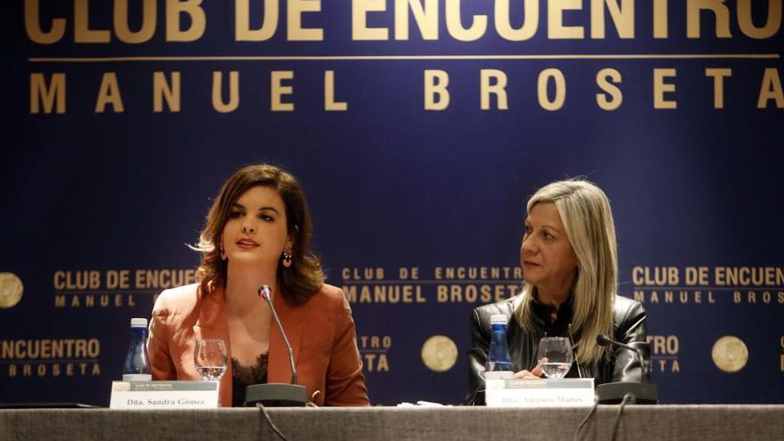 Amparo Matíes, junto a Sandra Gómez, en un acto del Club Encuentro Broseta.