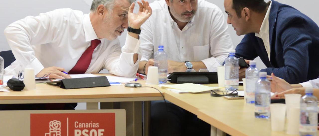 De izquierda a derecha, Ángel Víctor Torres, Jorge González y Blas Acosta, en una Ejecutiva regional del PSOE.