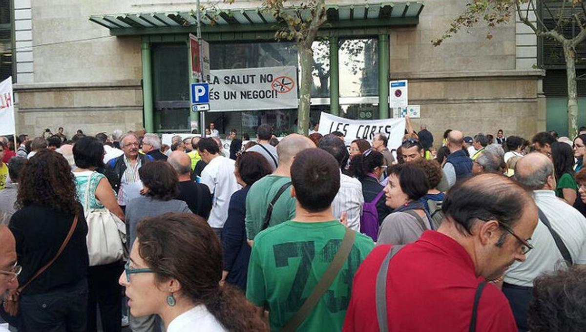Manifestació davant l’Hospital Clínic de Barcelona.