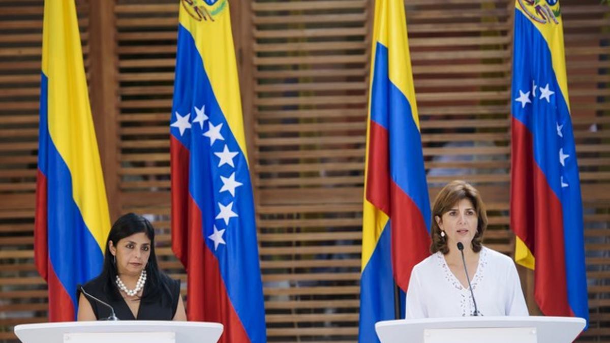 Venezuela's Foreign Minister Delcy Rodriguez and her Colombian counterpart Maria Angela Holguin attend a news conference after a bilateral meeting in Cartagena