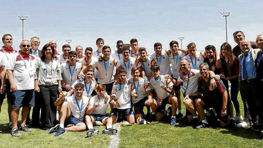 La selección española de fútbol posa con su medalla de oro tras la entrega de trofeos.