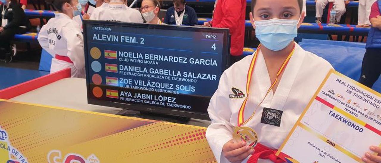 La alevín Noelia Bernárdez con su medalla en pumses. |  // FDV
