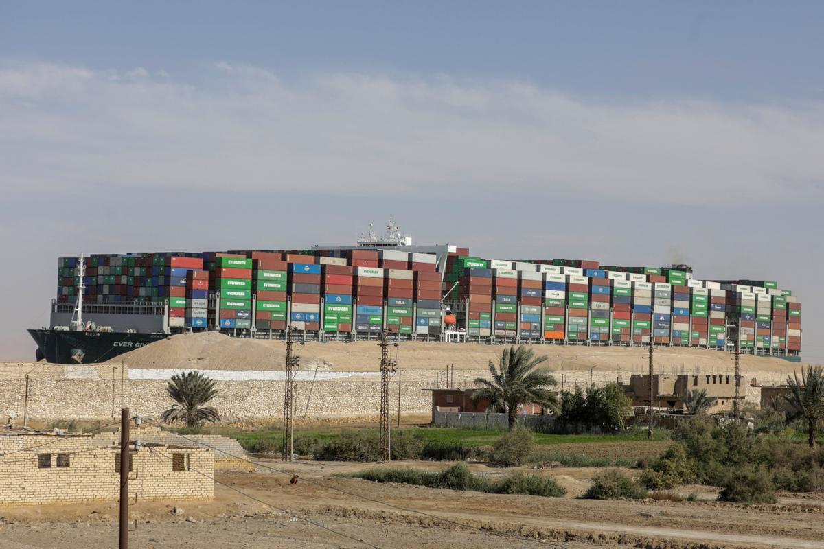 Un mar de litigis esperen l’‘Ever Given’, el vaixell que va bloquejar el canal de Suez