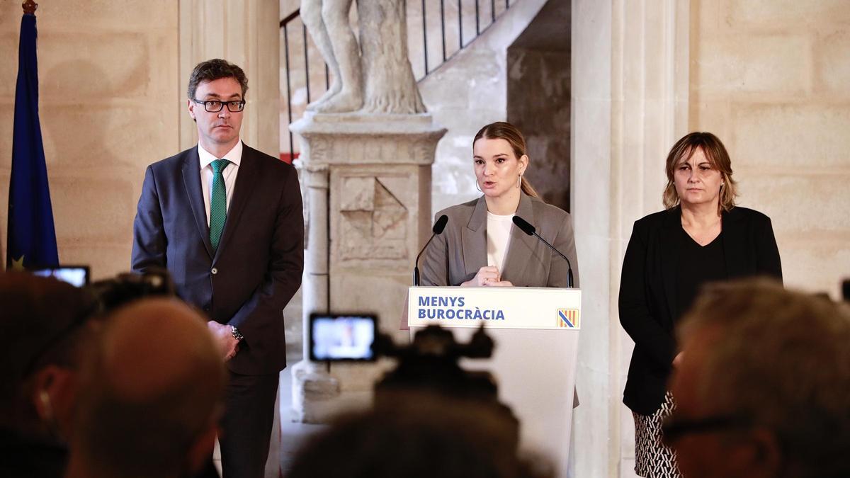 La presidenta del Govern, Marga Prohens, junto al vicepresidente Antoni Costa y la consellera de Presidencia, Antònia Maria Estarellas