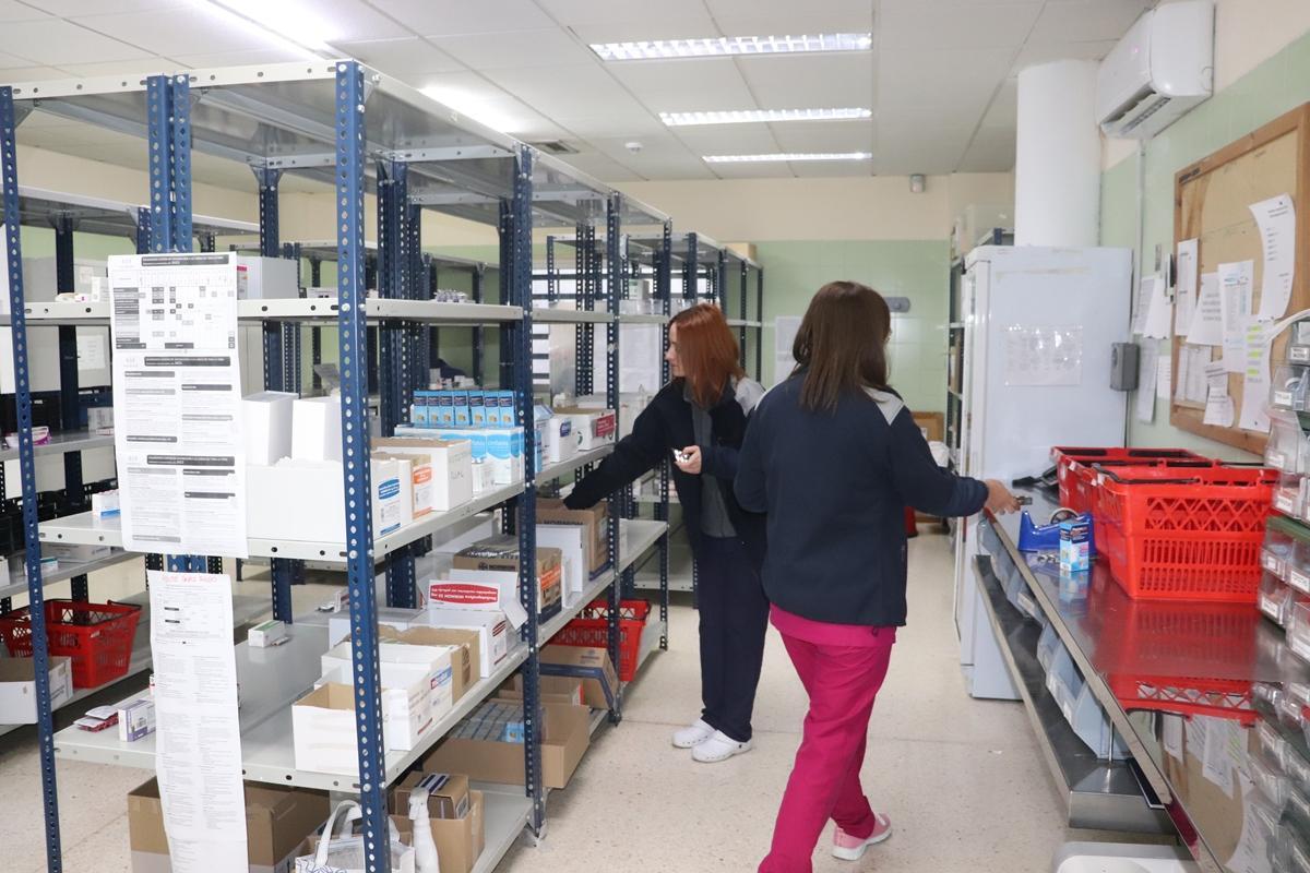 Enfermeras recopilan medicamentos en la farmacia del centro.