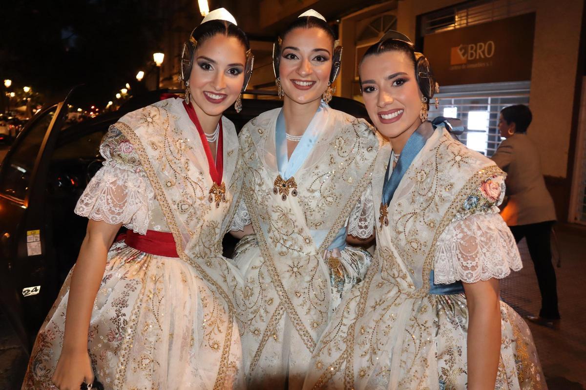 Mireia, Beatriz y Paula, con sus trajes