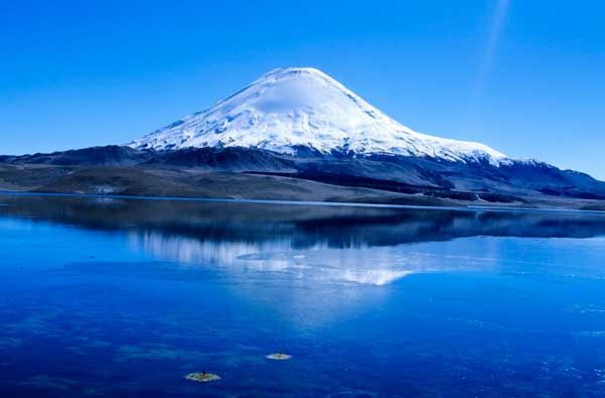 Volcán Parinacota y lago Chungara, en el Parque Nacional Lauca, en Chile.