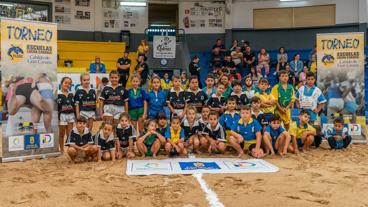 Foto de familia de los participantes en el Torneo Escuelas de Lucha Canaria