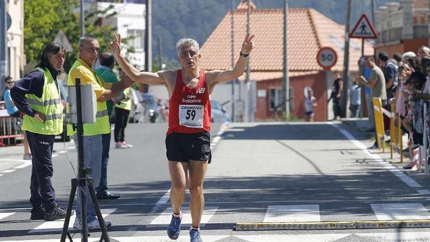 Elías Domínguez festeja su triunfo de ayer en el Cross da Cereixa.