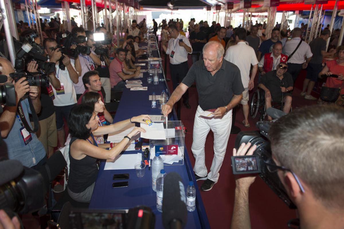 L’exentrenador i exjugador del Barça Carles Rexach ha exercit el seu dret a vot.