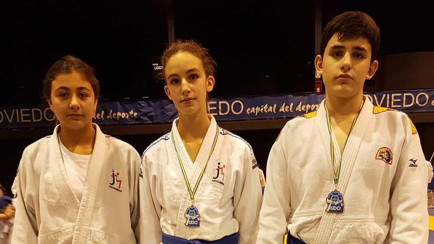 Ángela Villar, Lucía Matilla y Pablo González, del Judo Mieres.