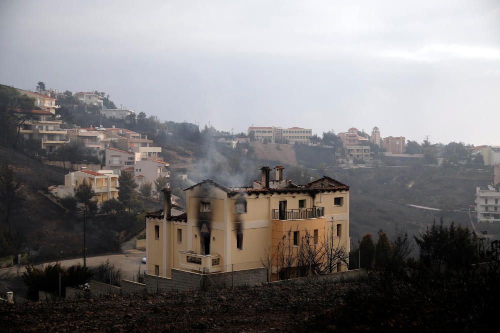 Al menos 74 personas han muerto a causa de los incendios que se han declarado esta semana en los alrededores de Atenas.